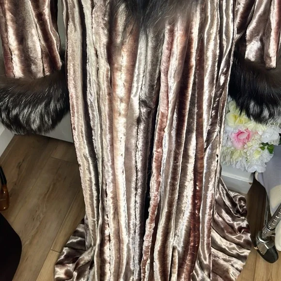 Pamela Dennis Brown Velvet Coat with Fox Fur Trim - Picture 9 of 12